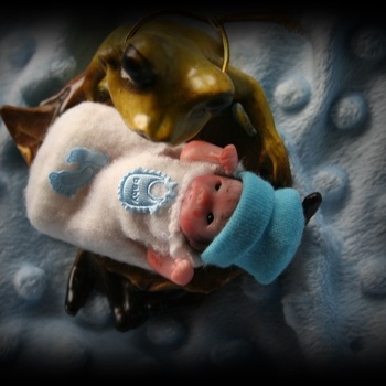 Miniatur-Reborn-Baby-auf-Zierschale