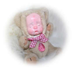 Monharts-OOAK-Miniatur-modelliertes-Reborn-Baby-als-Teddy-13cm